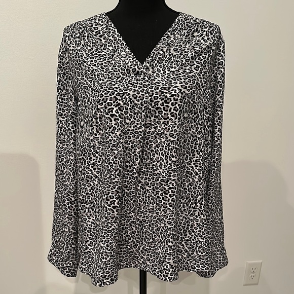 Jones New York Black and White Flutter Sleeve Blouse - Picture 1 of 5